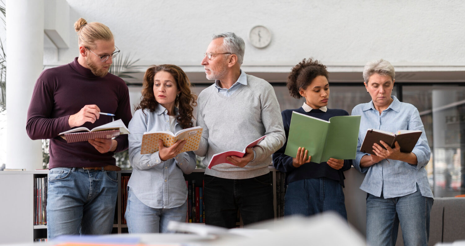 Symbolbild - eine erwachsene Gruppe steht vor einer Unterrichtssituation.